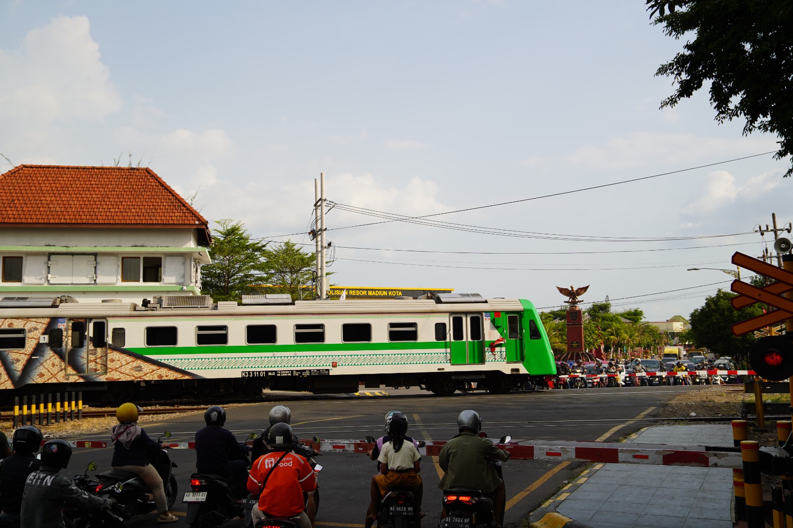 Stasiun Caruban Layani 52 Ribu Penumpang Awal 2025, Warga Harap Rute KA Bandara Diperpanjang