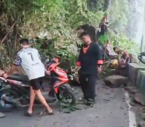 Tebing Longsor Di Jalan Lingkar Telaga Ngebel, Dua Orang Tertimpa Saat Melintas