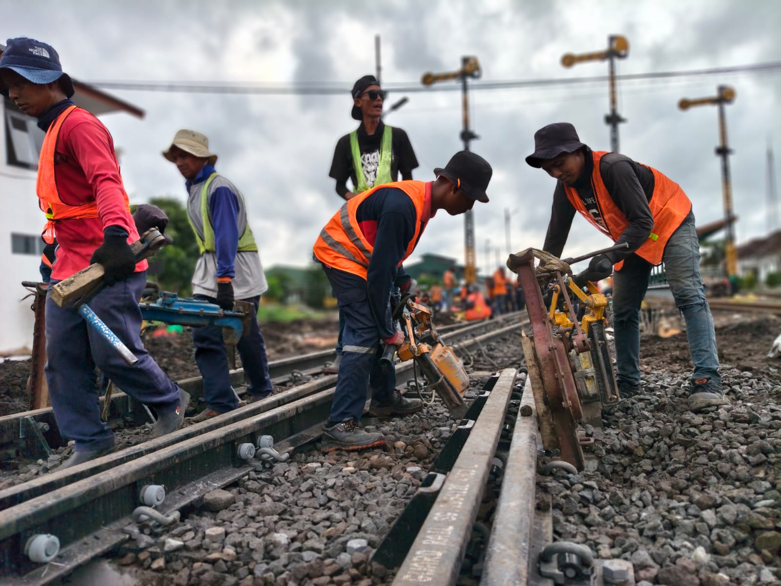Tingkatkan Keselamatan dan Kinerja Operasional, KAI Daop 7 Lakukan Peremajaan Wesel di Stasiun Blitar