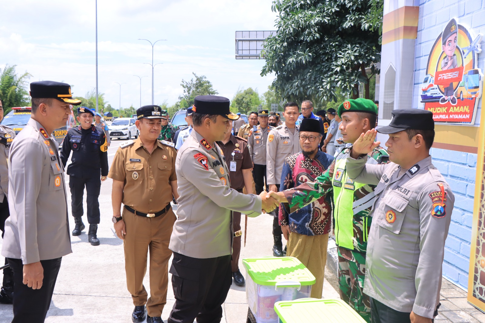 Untuk Pastikan Kesiapan Arus Mudik Lebaran, Kapolda Jatim Tinjau Pos Pengamanan Dumpil Madiun