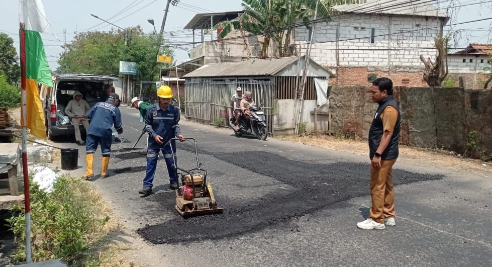 URC SDABMBK Bergerak Cepat Perbaiki Jalan Rusak di Kedungwaringin