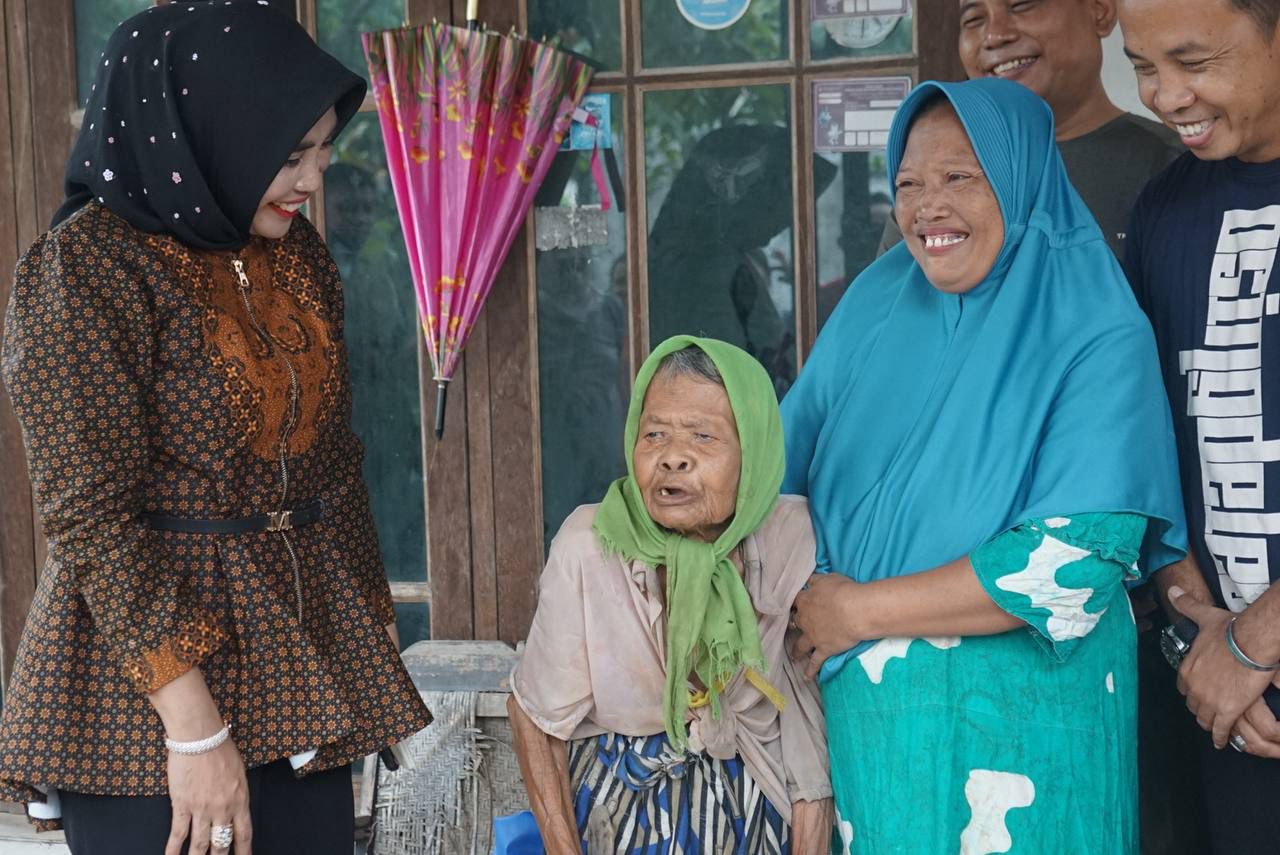 Wabup Sidoarjo Sidak Rumah Mbah Mesna, Lansia Umur 90 Tahun