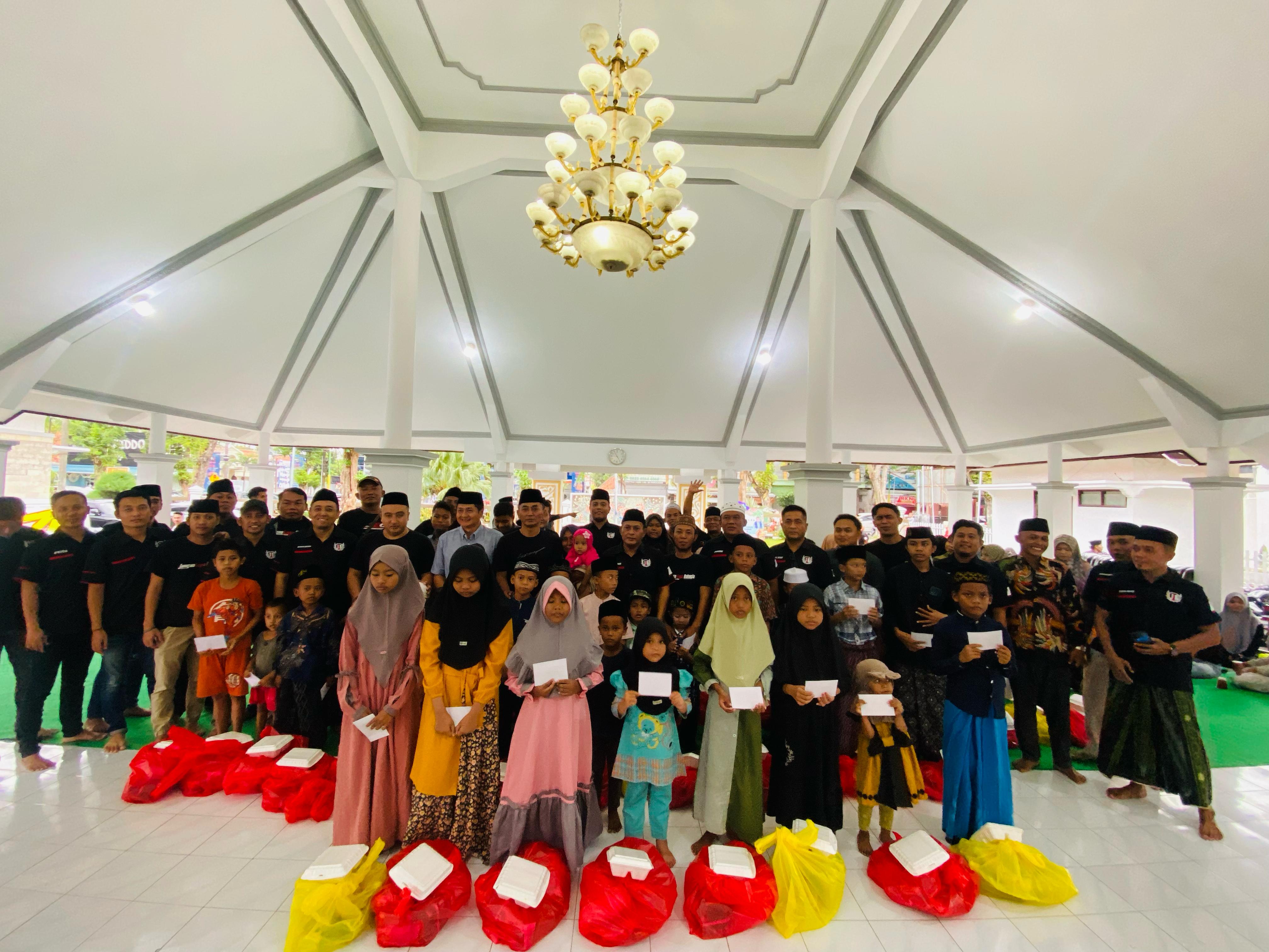 Wakil Bupati Pamekasan Bersama komunitas Jangan Lupa Bahagia (JLB), Bagi-Bagi Takjil Dan Santuni Anak Yatim