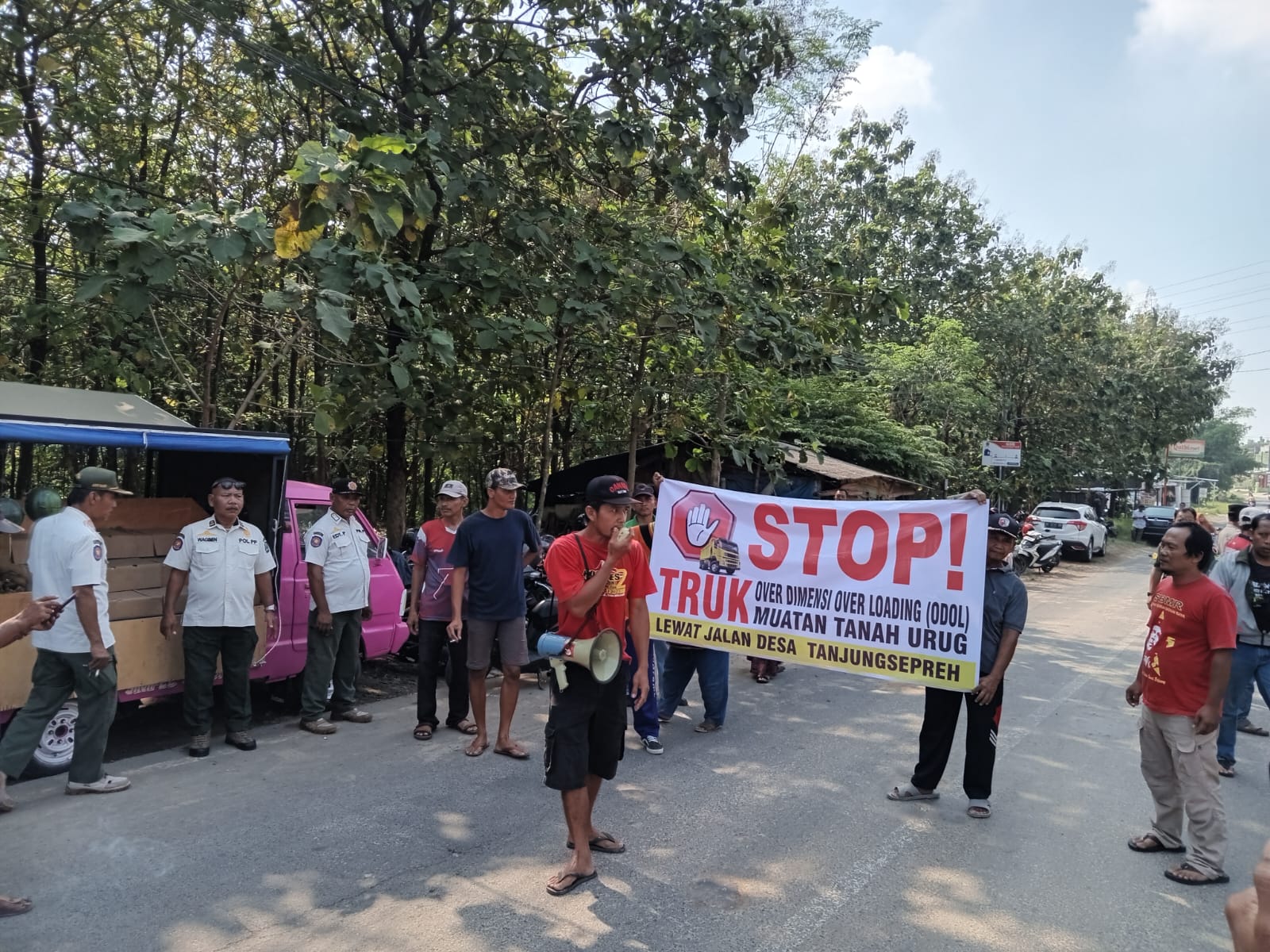 Warga Desa Tanjungsepereh Blokade Jalan, Protes Truk Tambang Overload dan Tuntut Perbaikan Jalan Permanen