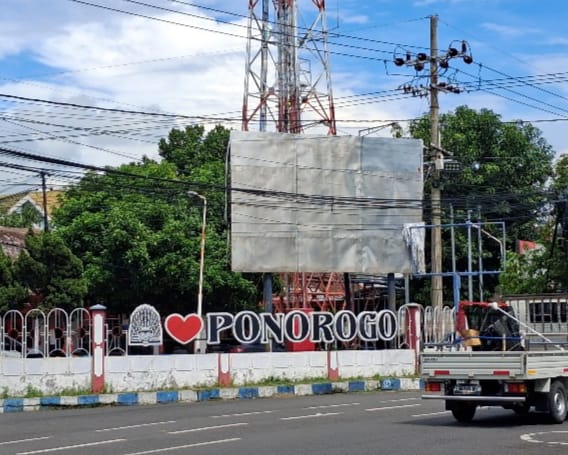 Warga Ponorogo Gugat PT Telkom Rp1,5 Miliar, Kabel Melintas di Atas Rumah Tanpa Izin