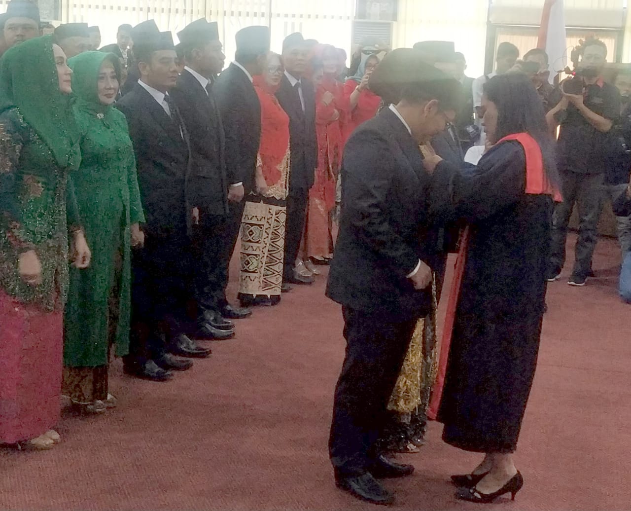 Ketua Pengadilan Negeri Kendal Jawa Tengah Betsji Siske Manoe, saat melantik anggota DPRD Kabupaten Kendal periode 2019-2024