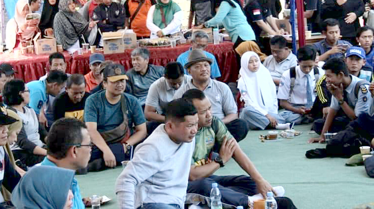 Kapolres Kendal AKBP Hamka Mappaita (kaos putih) hadir dalam acara ngopi bareng Bupati./foto-adang.