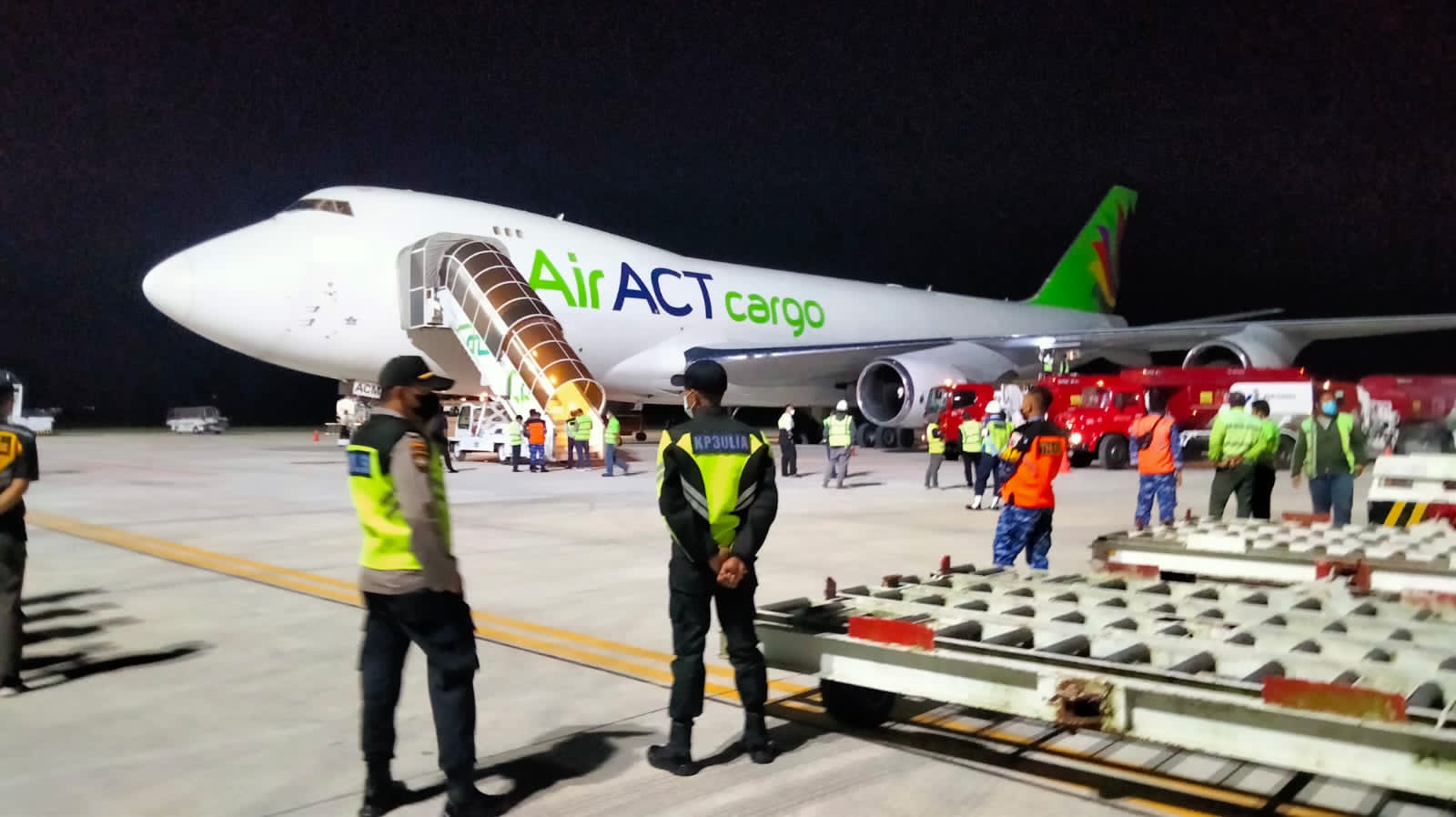 Pesawat Qatar Airways type B744F, Registration QR8328/QR8328 Rute SIN - LOP - DOH di bandara internasional ZAM, Lombok Tengah-NTB.