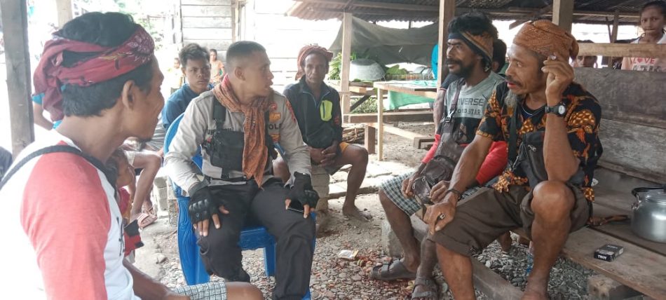 Kapolsek Waesama Ipda Bastian Tuhuteru saat berikan himbauan kepada masyarakat Dusun Kaboti, Desa Wamsisi, Minggu (20/2/2022).