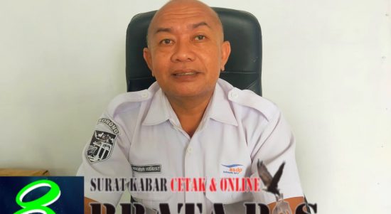 Kepala ASDP Supervisi Pelabuhan Namlea, Makmur Hidayat di ruang kerjanya, Selasa (5/7/2022).