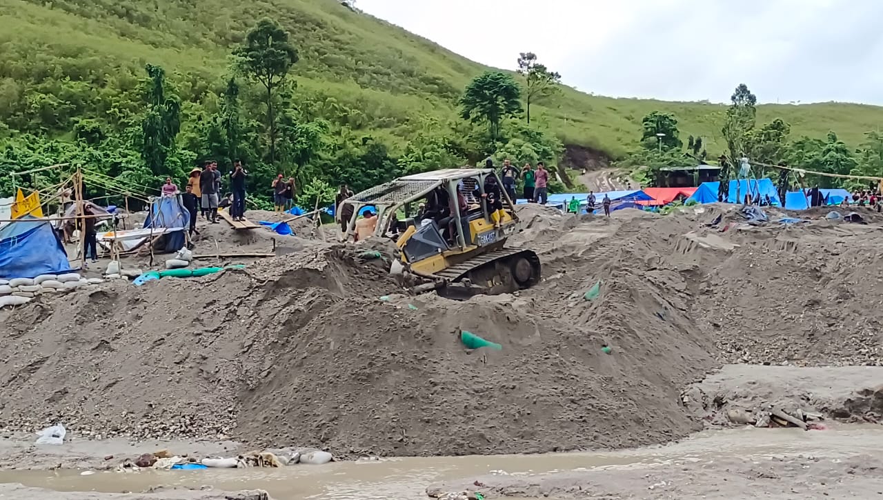 Puluhan bak rendaman dimusnahkan dengan cara digusur mengunakan alat berat (Loader) di Anahoni Gunung Botak, Buru-Maluku.