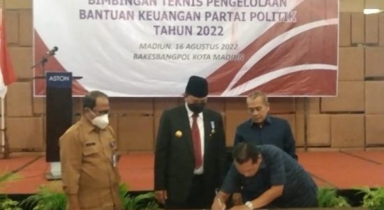 Dari kiri Ka Kesbangpol Tjatoer, Maidi dan Ketua Partai Perindo, Armaya mendampingi salah satu Anggota partai yang membubuhkan tanda tangan 13.27