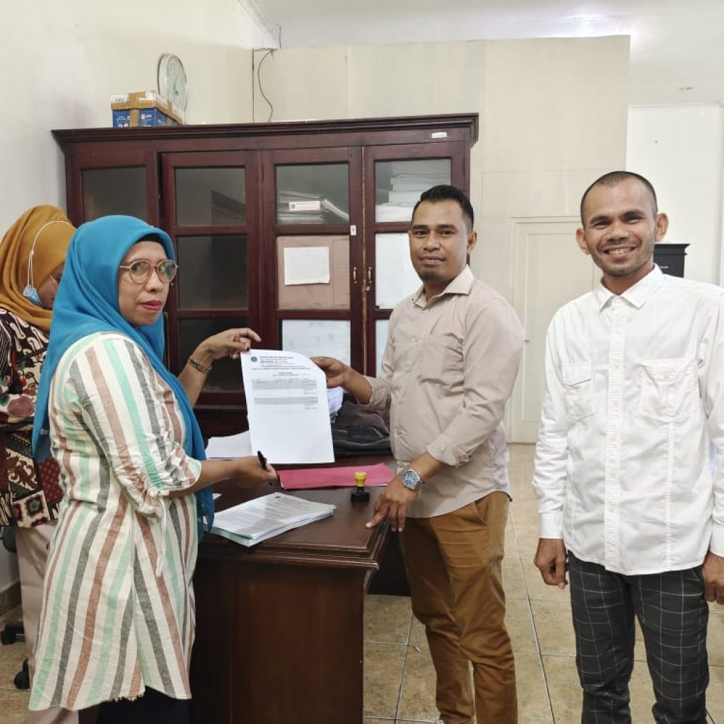 Laporan pengaduan yang dilayangkan pengacara Erwin Tanaya ke Bagian Umum Sekretariat DPRD Kabupaten Buru untuk diteruskan kepada pimpinan DPRD dan BK, Kamis (25/8).