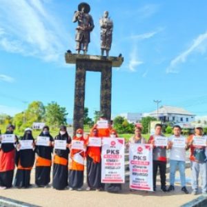 Dewan Pimpinan Daerah (DPD) Partai Keadilan Sejatera (PKS) Kabupaten Buru melakukan aksi penolakan kenaikan harga Bahan Bakar Minyak (BBM), Minggu (11/9/2022).