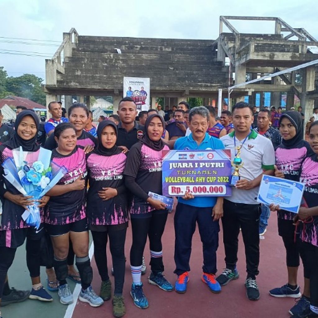 Penyerahan hadiah oleh Ketua DPC Demokrat Kabupaten Buru kepada tim voli putri Simpang Lima sebagai juara I.