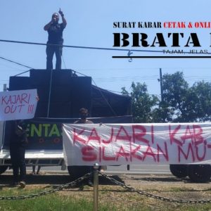 Aksi Ujuk Rasa LSM Pentas Gugat Indonesia Di Depan Kantor Kejaksaan Negeri Kabupaten Madiun