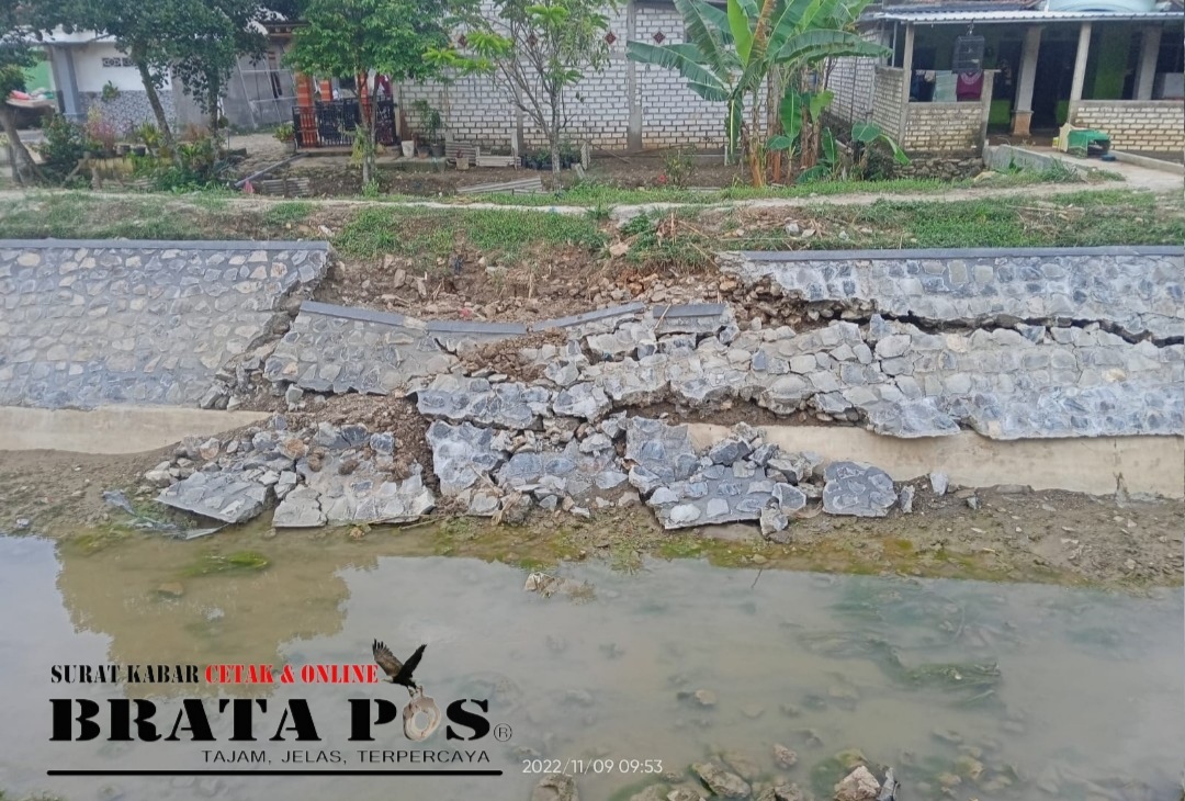 Proyek plengsengan yang dikerjakan PT. Pesona Sakti Di Dukuh Bangilan, Kecamatan Bangilan, Kabupaten Tuban yang ambrol setelah 1 bulan selesai
