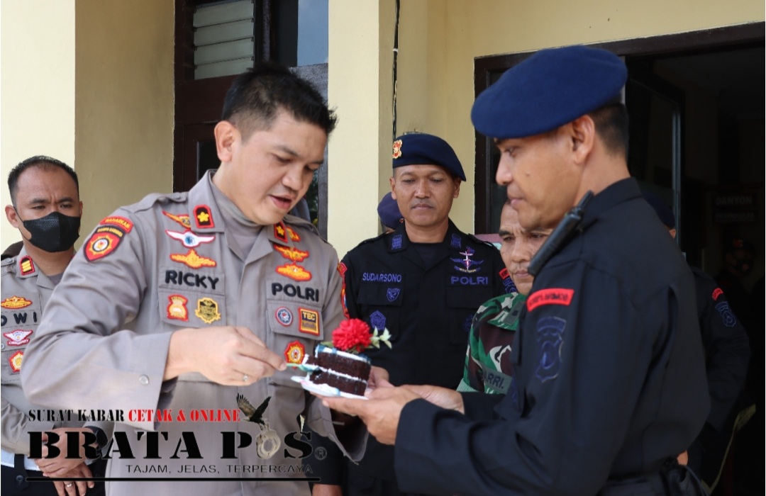 Jajaran TNI POLRI Saat memberi suprise HUT Bromob Ke-77, di Mako Brimob Batalyon C Madiun