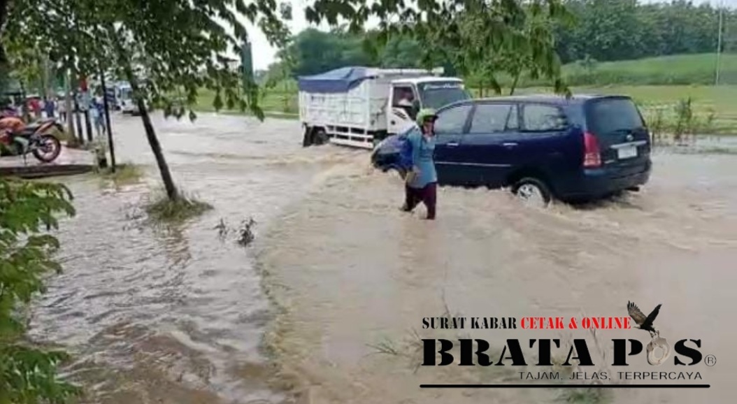 Banjir yang terjadi di Pertigaan Ponco Desa Suciharjo Kecamatan Parengan kabupaten Tuban, Senin (14/11/2022)