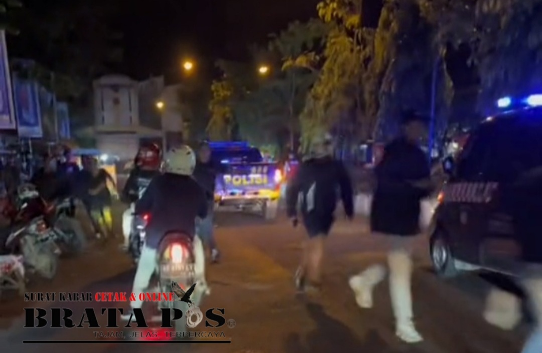 Para Supporter Tunggang Langgang Di Desak Mundur Oleh Petugas Kepolisian Polres Ponorogo