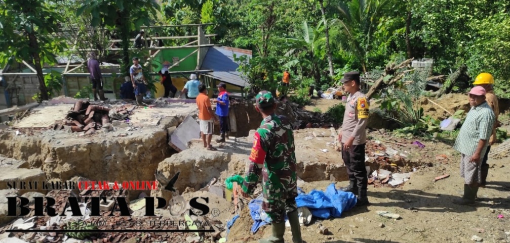Tim gabungan yang sedang melakukan kerja bakti pembersihan akibat tanah longsor di Desa Wonocolo