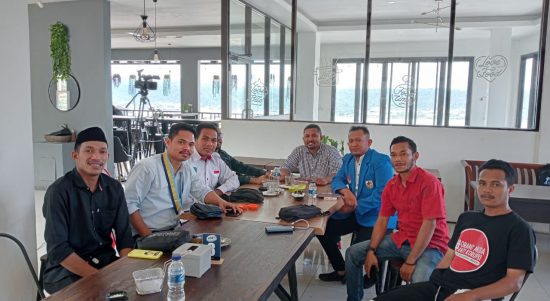 DPD KNPI Maluku dan OKP Cipayung Plus saat silaturahim bersama Wakapolda Maluku Brigjen Pol Stephen M. Napiun, Rabu (18/1/2023) di Basnuf Cafe Kota Ambon. (Foto/HO/Bratapos.com)