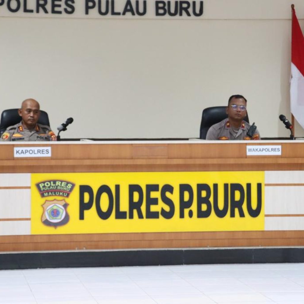 Kapolres Pulau Buru, AKBP Nur Rahman (sebelah kiri), dan Wakapolres Kompol Ruben Sihombing (kanan) saat zoom Pra Operasi Patuh Salawaku tahun 2023.