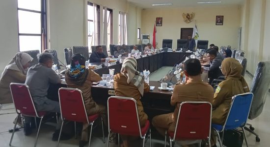 Dokter, Nakes dan DPRD saat rapat bersama di kantor DPRD Kabupaten Buru terkait masalah pelayanan dan lainnya, Rabu (5/7/2023).