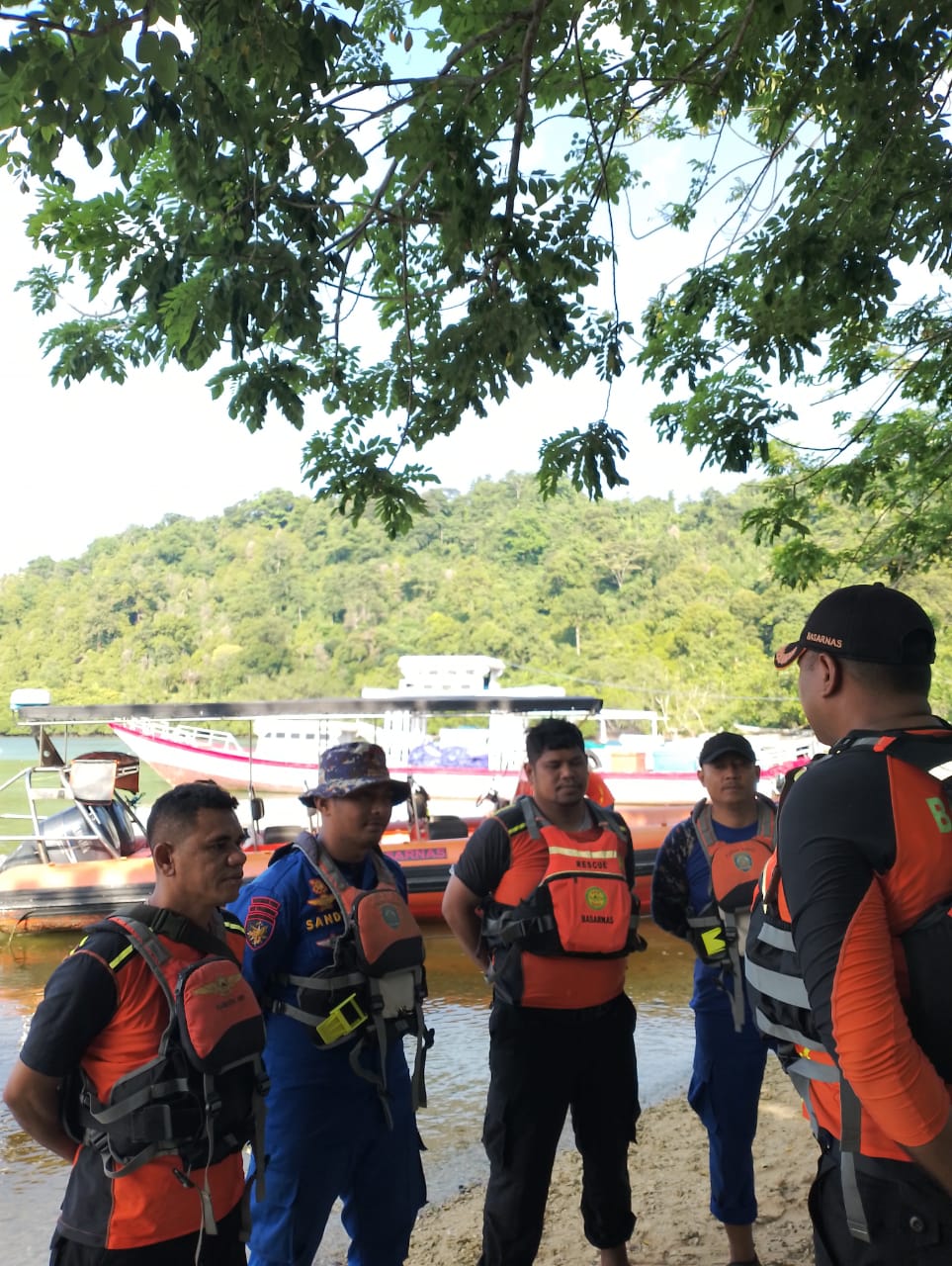 Tim SAR Gabungan dikerahkan menuju lokasi kejadian disekitar Perairan Pulau Nusa Laut Kabupaten Maluku Tengah.