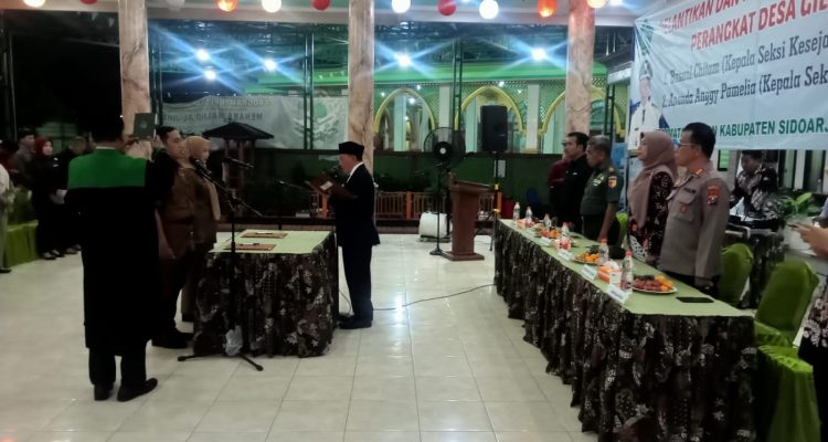 Pelantikan dan Pengambilan Sumpah Perangkat Desa Gilang Taman Kabupaten Sidoarjo, Senin malam (4/12/2023).