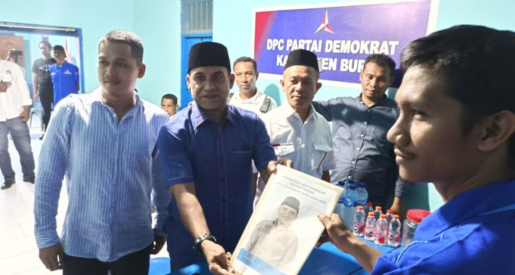 Pengembalian berkas calon Bupati Buru Azis hentihu di kantor dpc partai Demokrat Kabupaten Buru,"Jumat (25/4)